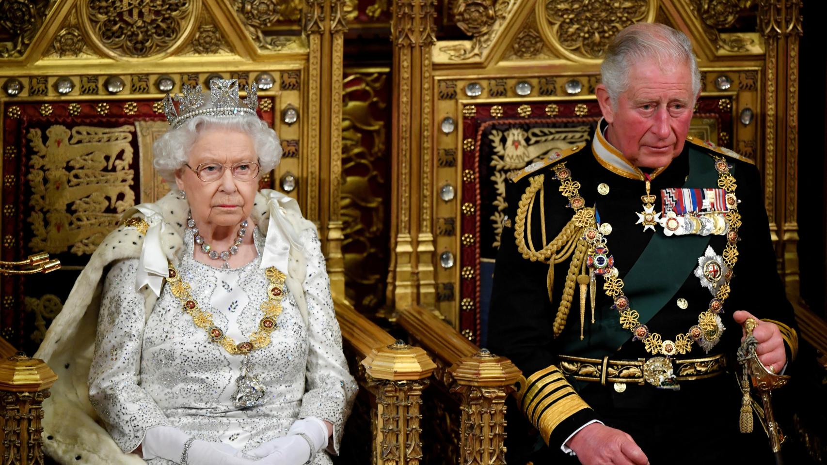 La reina Isabel II, junto a su hijo, el príncipe Carlos, en un acto en 2019.