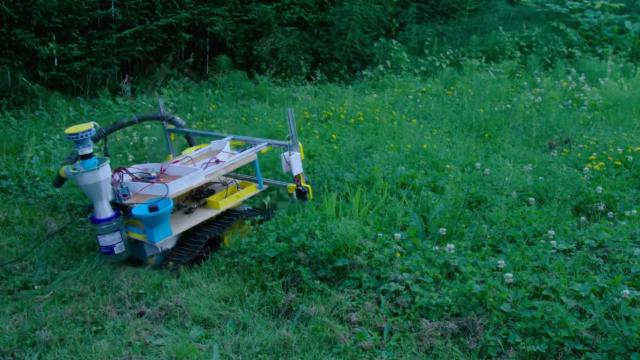 Así es la cortadora de césped que funciona con un láser.