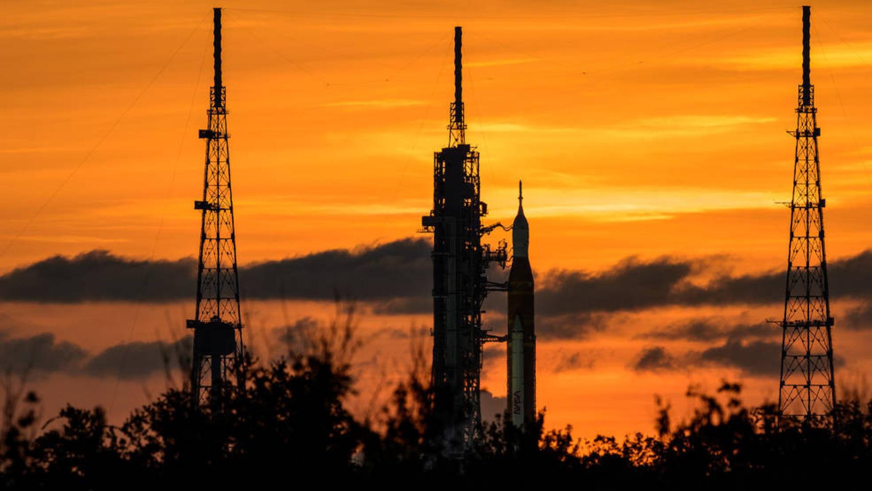 El cohete SLS de la misión Artemis en la plataforma de lanzamiento