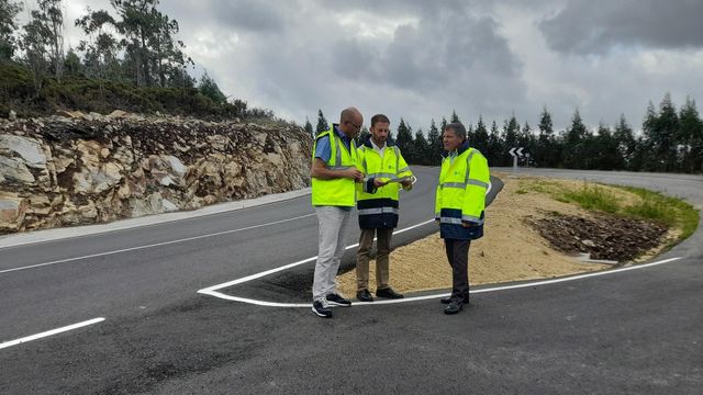 Gonzalo Trenor visita las obras de mejora del firme de la AC-423, en Cabana de Bergantiños (A Coruña).