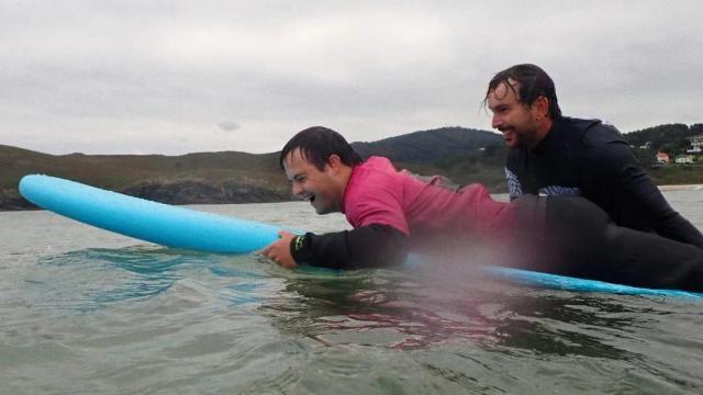 Un usuario de la Asociación Nuestra Señora de Chamorro disfrutando del surf