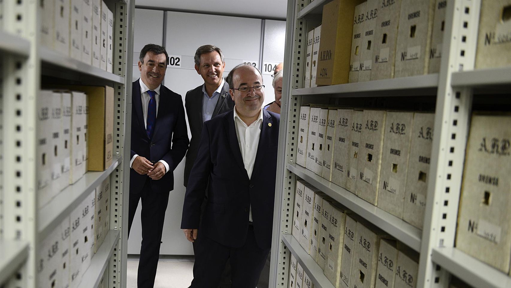El ministro de Cultura y Deporte, Miquel Iceta (d), durante su visita al Archivo Histórico Provincial de Ourense.