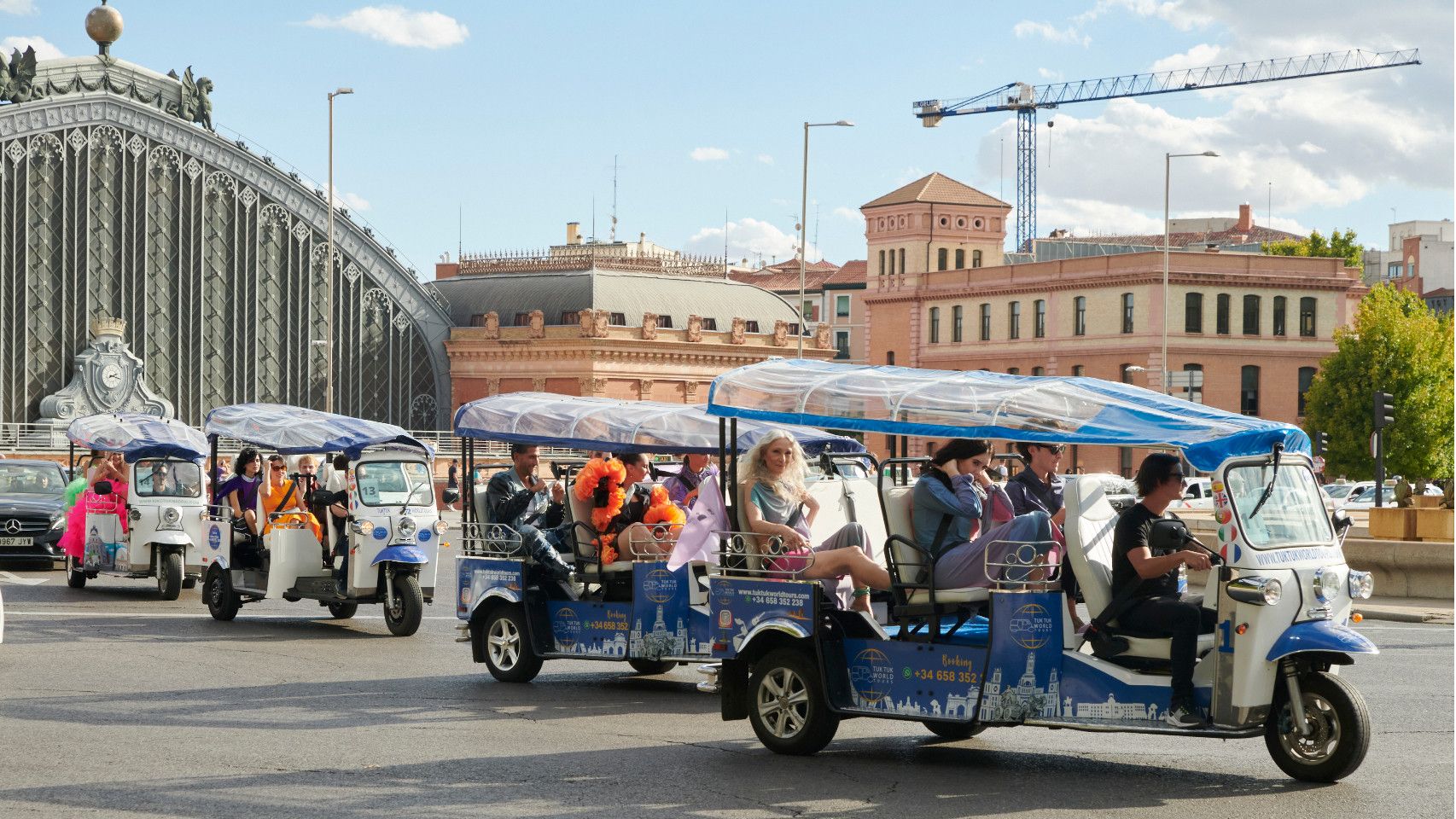Inicia la semana de la moda en Madrid: un desfile de tuk tuks se hace con las calles de la capital