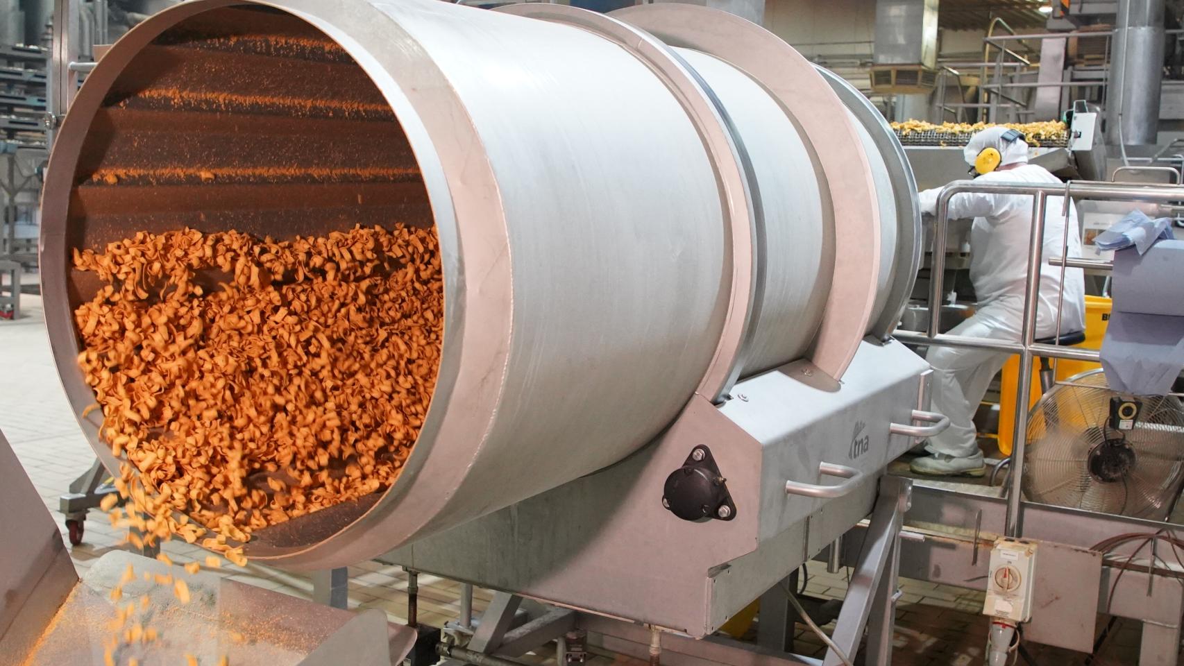 Un operario trabaja en una fábrica de Castilla y León