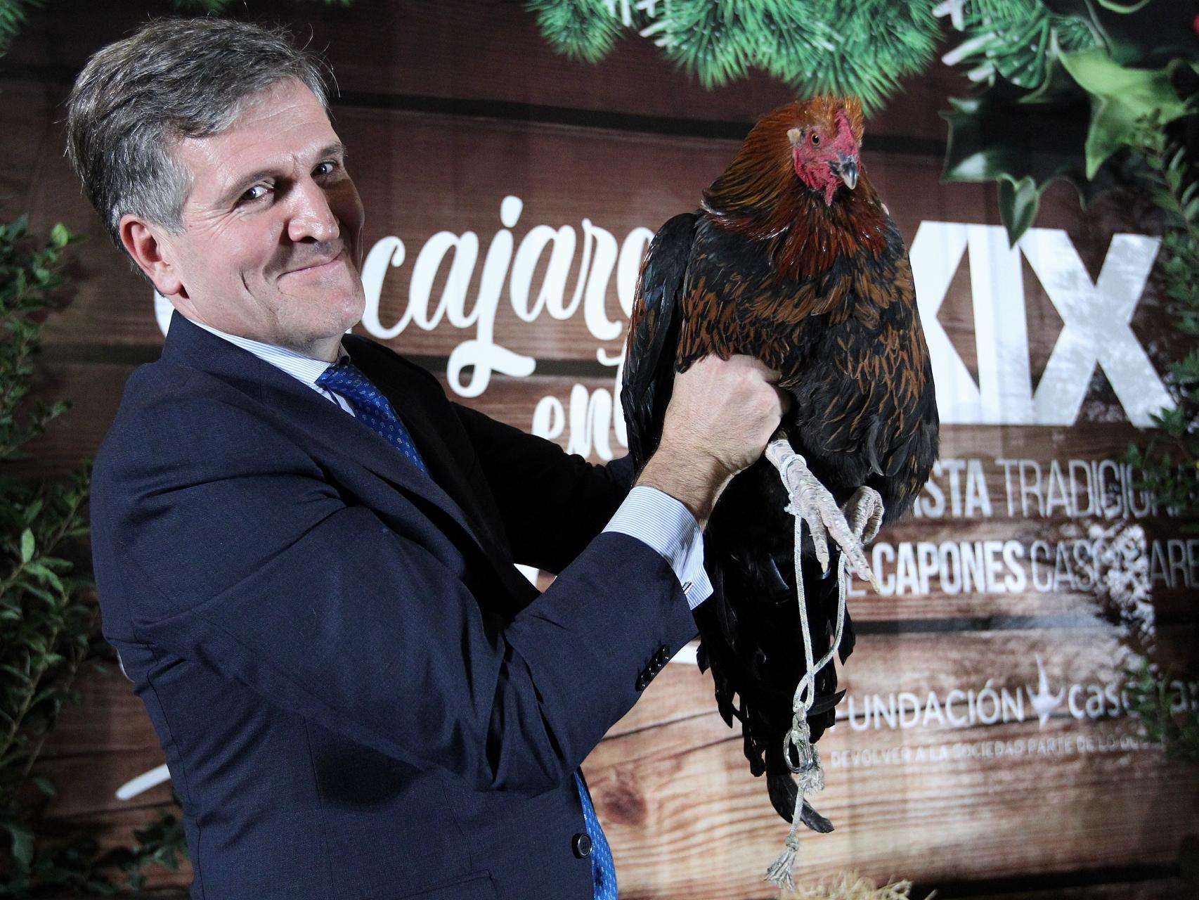 El presidente de Cascajares, Alfonso Jiménez, con uno de los Capones subastados en la Subasta Tradicional de Capones de Cascajares de 2018