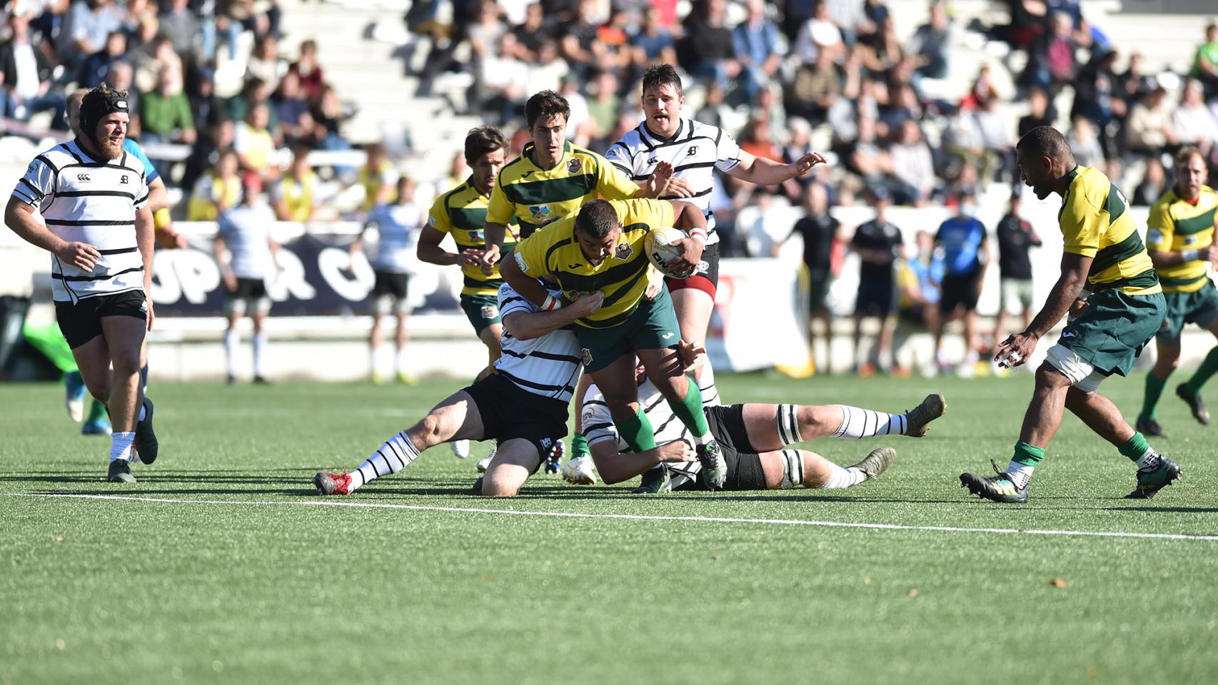 Nicolás Jurado es placado por la defensa de Brussels Devils, en el encuentro disputado por Castilla y León Iberians