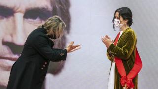 Nacho Cano reverenciando a Ayuso en la entrega de su Medalla al Arte y la Cultura.