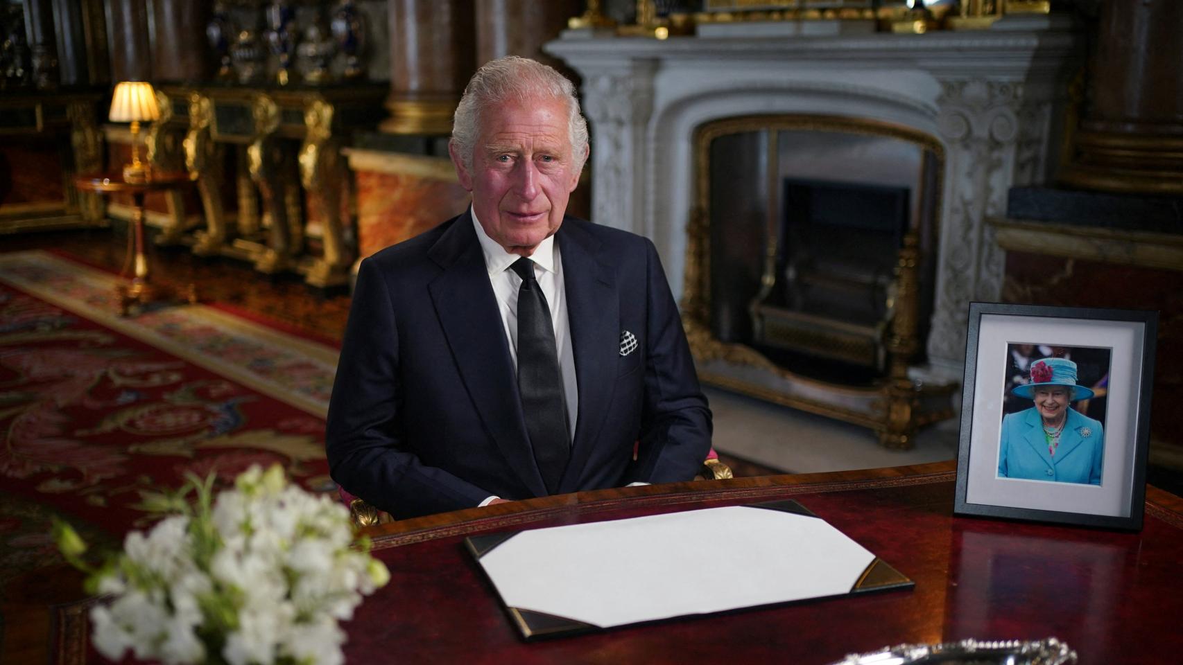 Carlos III durante su primer discurso como rey de Inglaterra.