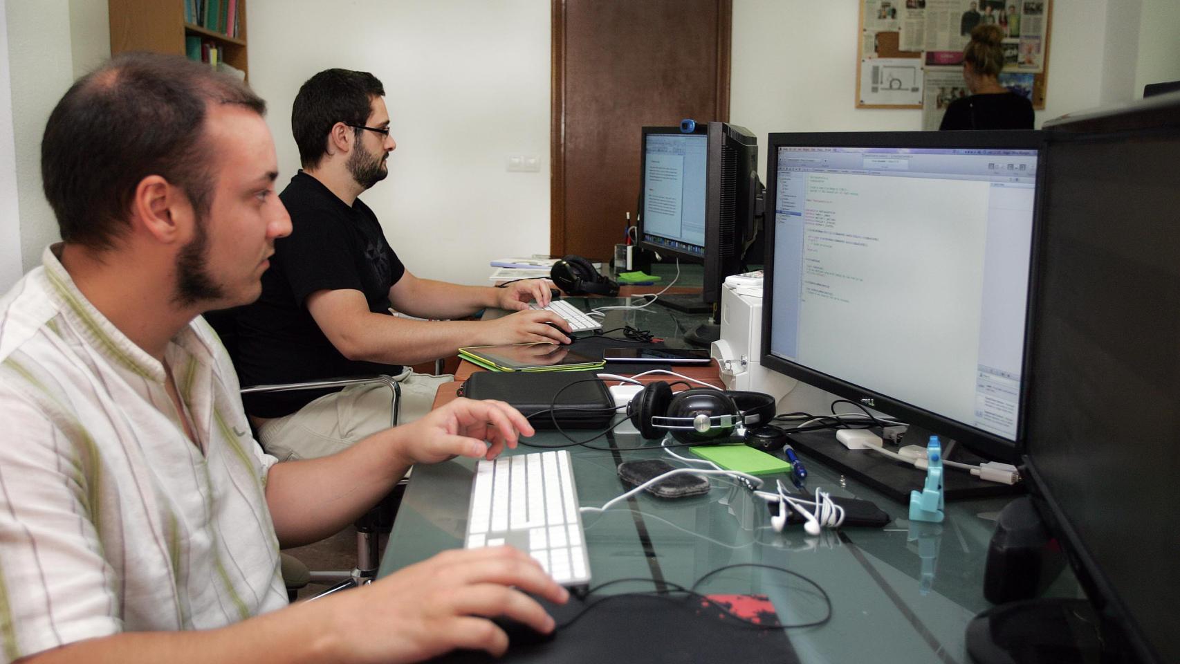 Dos emprendedores trabajan en su empresa de adaptación de cuentos al entorno digital en Salamanca