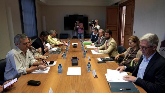 La última reunión del Diálogo Social, el pasado mes de julio, con presencia del vicepresidente, Juan García-Gallardo, el consejero de Industria, Mariano Veganzones, y los representantes de los sindicatos.