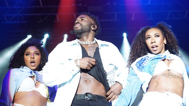 Jason Derulo muestra parte de su pecho durante el concierto