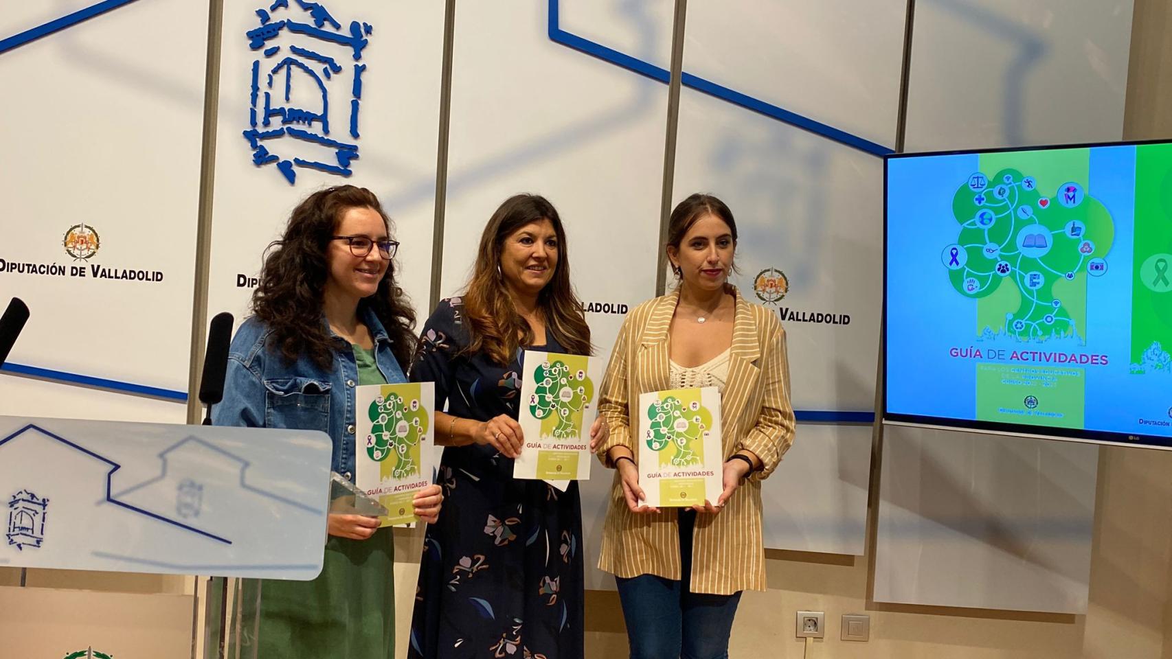 La representante de Red Íncola, con la diputada de Familia e Igualdad, Raquel González, y la representante de la Asociación de Donantes de Sangre, presentando la Guía de Actividades del nuevo curso escolar