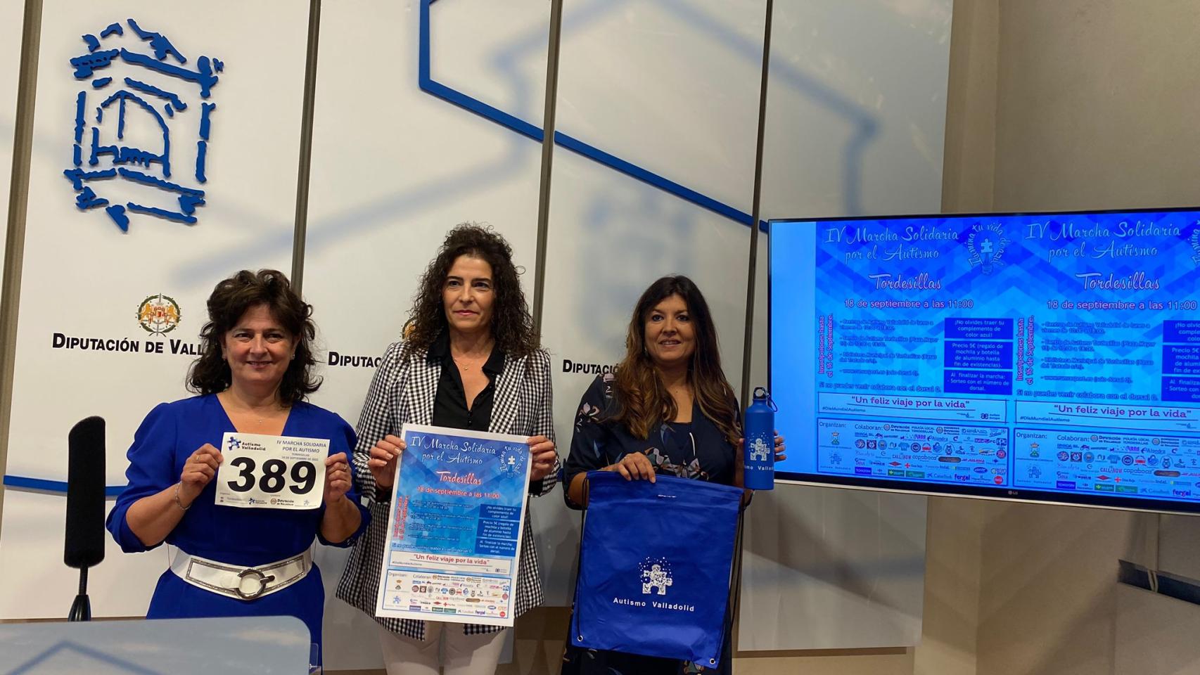 La presidenta de la Asociación de Autismo de Tordesillas, Mª Concepción Galván, la concejala de Turismo, Comercio y Asuntos Sociales, Susana Santiago y la diputada de Familia e Igualdad, Raquel González, en la presentación de la IV Marcha Solidaria por el Día Mundial del Autismo