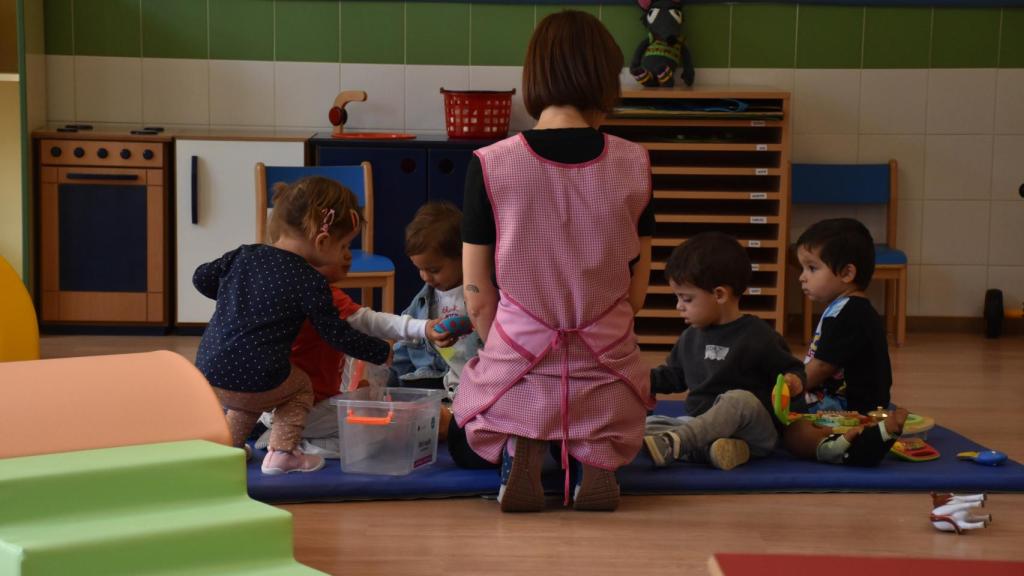Niños junto a una profesora en una clase