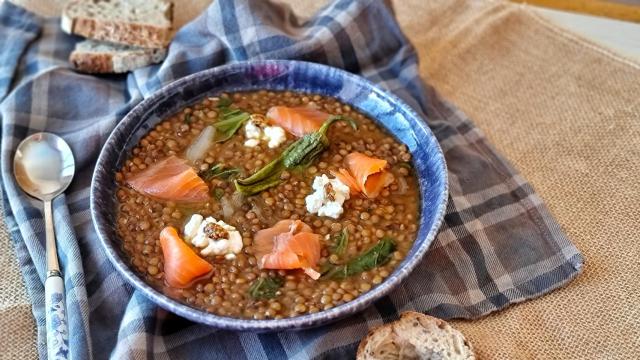 Lentejas guisadas con salmón ahumado, dale a tus legumbres alegría y omega 3