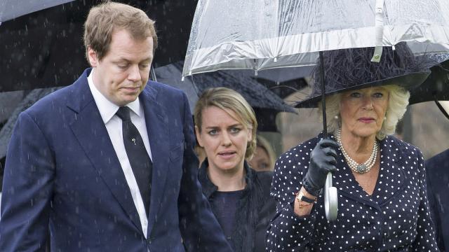 La flamante reina consorte, Camilla Parker Bowles, junto a sus dos hijos, Laura y Tom, en una imagen de archivo.