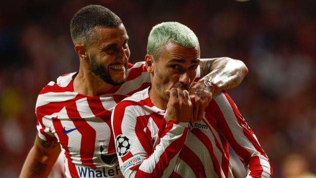 Griezmann celebra junto a Mario Hermoso y besa el escudo del Atlético de Madrid