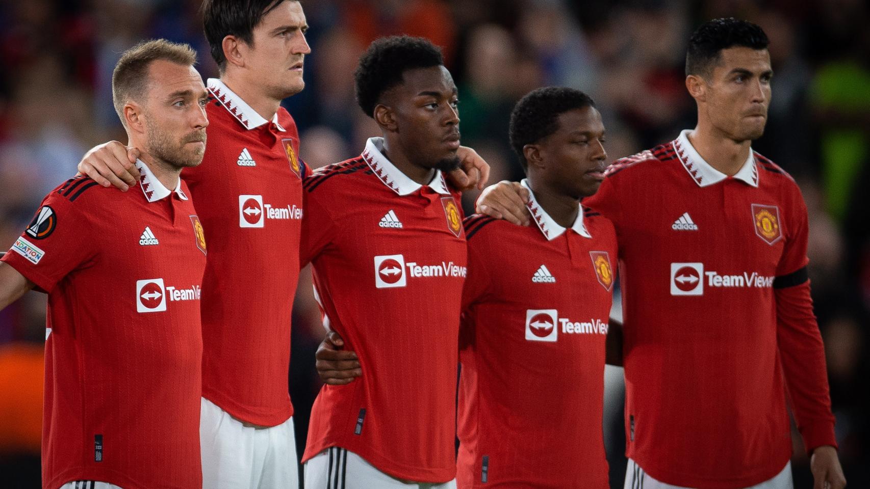 Futbolistas del Manchester United durante el minuto de silencio por Isabel II