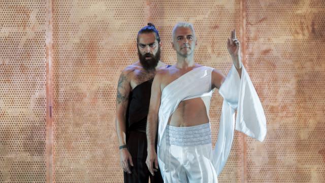 Los actores Javier Martín (d) y Abraham Arenas durante el pase gráfico de la obra de teatro 'Jubileo' de Pedro González-Trevijano. Foto: Sergio Pérez (Efe)