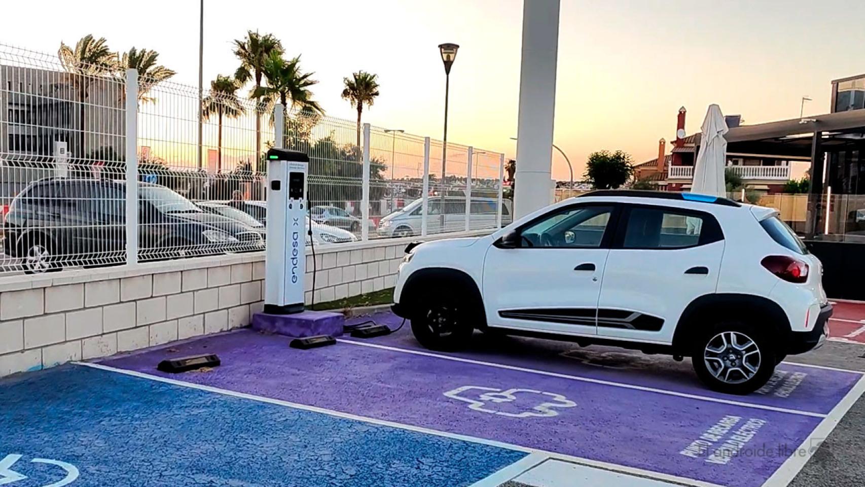 Dacia Spring en una estación de carga de Endesa X