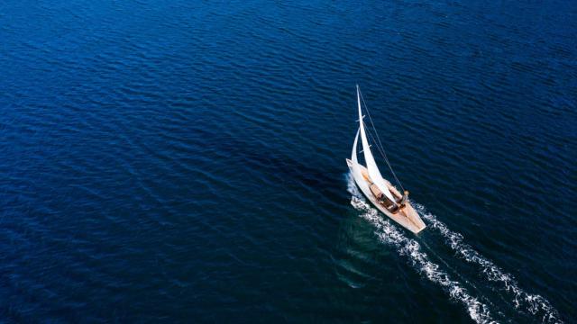 Un barco velero cruzando el mar