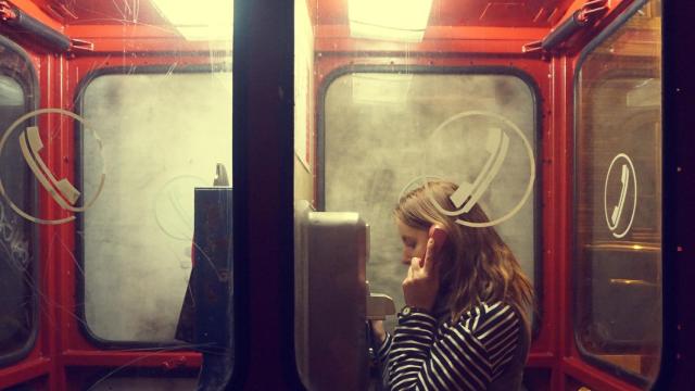 Una mujer realiza una llamada telefónica.