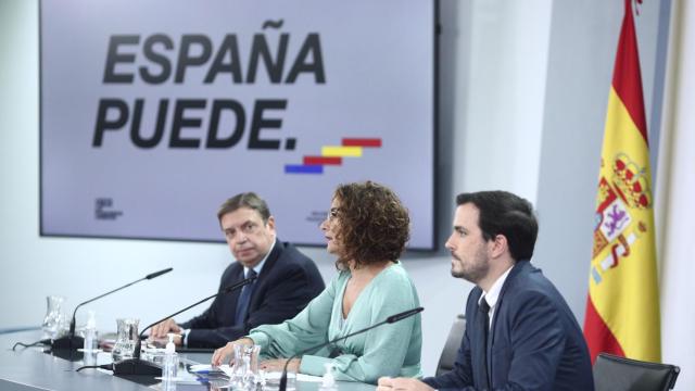 La ministra portavoz y de Hacienda, María Jesús Montero, el ministro de Consumo, Alberto Garzón, y el ministro de Agricultura, Pesca y Alimentación, Luis Planas, en rueda de prensa posterior al Consejo de Ministros en 2020.