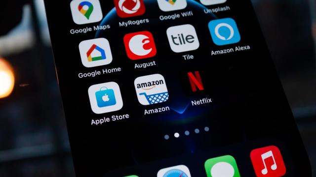 Aplicaciones de las grandes tecnológicas como Amazon, Google o Netflix en la pantalla de un smartphone.