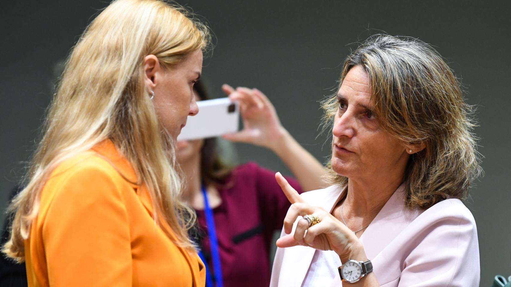 La vicepresidenta tercera, Teresa Ribera, conversa con la comisaria de Energía, Kadri Simson, durante la reunión de este viernes
