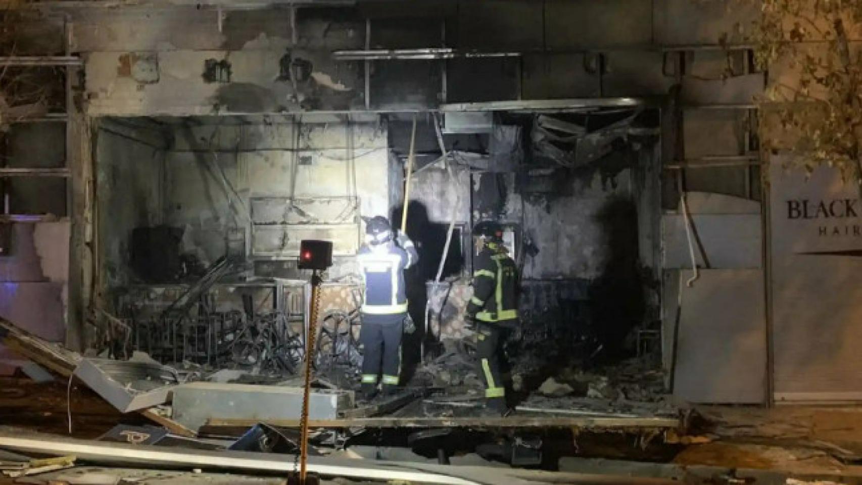 Los bomberos acuden al lugar de la explosión, en Carabanchel (Madrid).