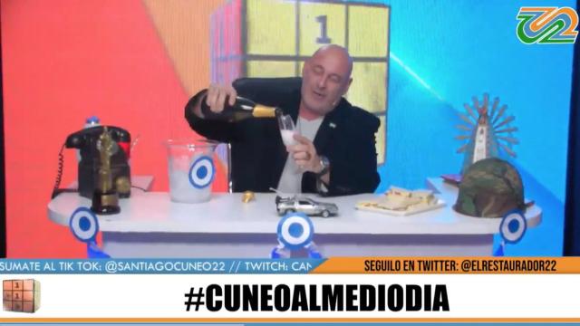Cúneo se sirve cava durante la celebración en directo.