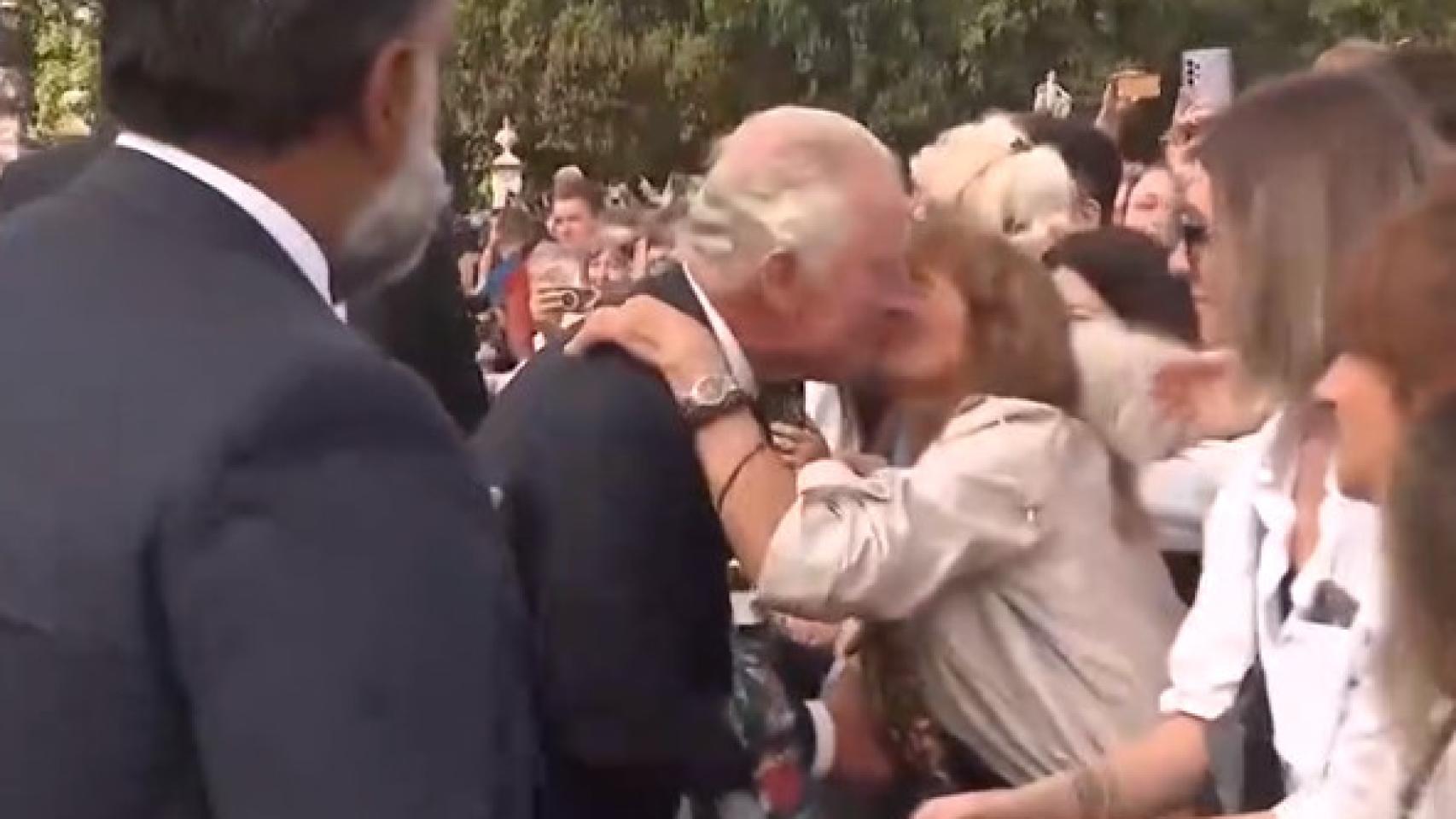 Una mujer besa a Carlos III a su llegada al palacio de Buckingham tras la muerte de la reina Isabel II