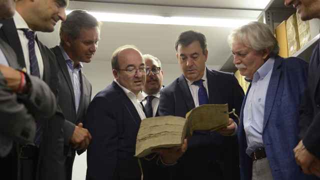 El ministro de Cultura y Deporte durante su visita al Archivo Histórico Provincial, a 8 de septiembre de 2022, en Ourense.