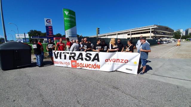 Concentración de trabajadores de la concesionaria de bus urbano de Vigo, Vitrasa, a las puertas de las instalaciones de la empresa.