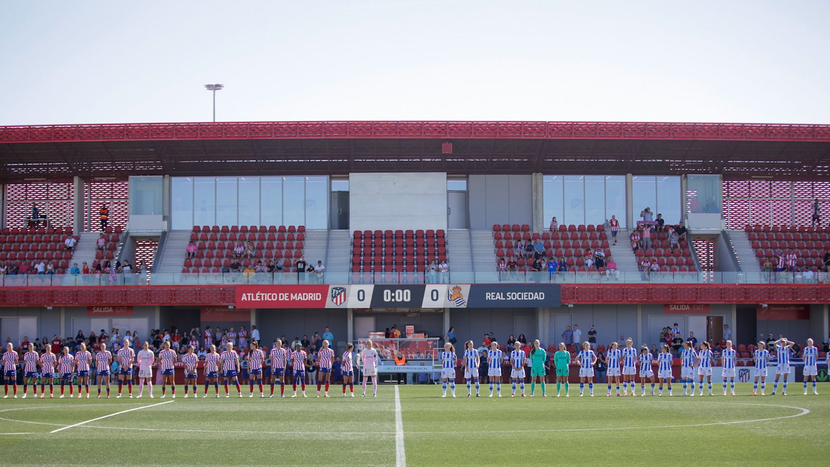 Las jugadoras del Atlético de Madrid y la Real Sociedad comparecen en el partido sin las árbitras.
