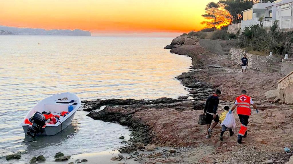 Cruz Roja atiende a las personas rescatadas de una patera llegada a Calpe.