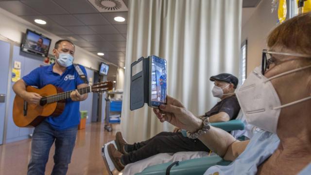 Un microconcierto en el Hospital de Manises.