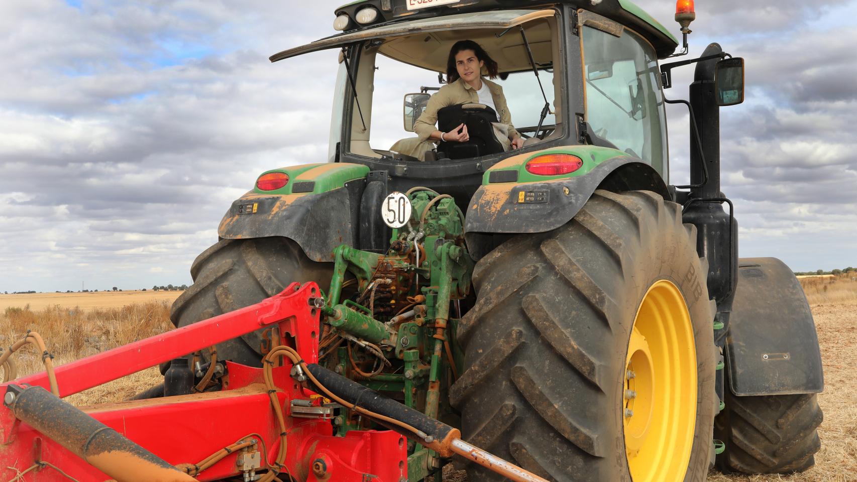 La palentina Blanca Martín, ingeniero agrónomo de profesión, difunde en redes sociales los aspectos positivos de los pueblo