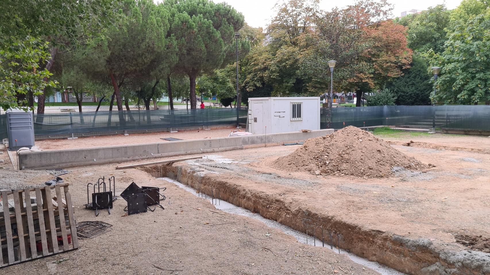 Obras de la cubierta de las pistas de petanca del Parque Picasso