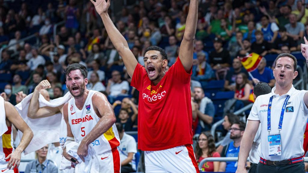 Rudy Fernández y Sebas Sáiz celebran una canasta en el banquillo español durante el partido contra Lituania en los octavos de final del Eurobasket 2022.