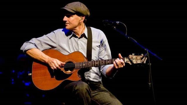 James Taylor, en una de sus actuaciones