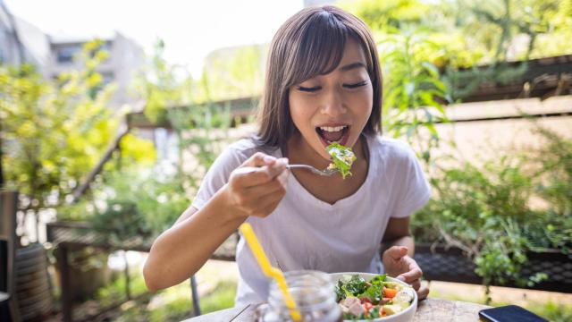 Una mujer japonesa disfruta de una ensalada.