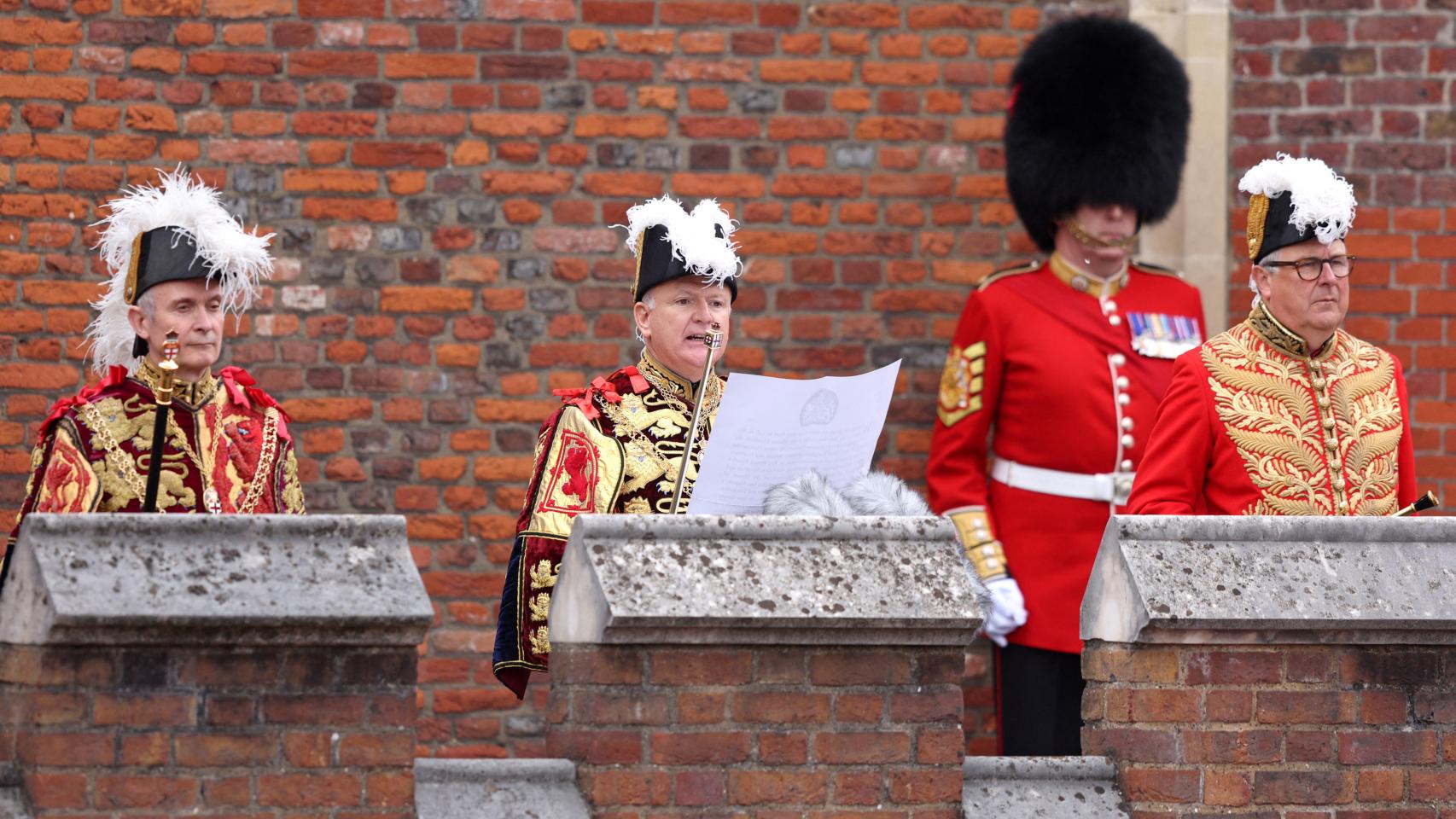 El rey de armas durante su discurso desde el balcón de St James.