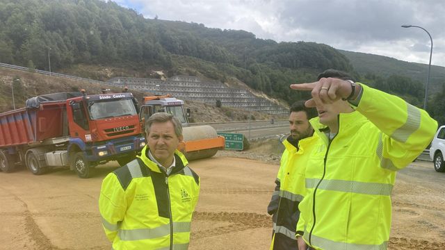 El delegado del Gobierno en Galicia, José MIñones, supervisa las obras en la zona de la A-6 donde se derrumbó el viaducto de O Castro.