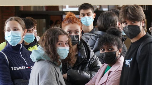 Varios jóvenes con mascarilla en una foto de archivo.