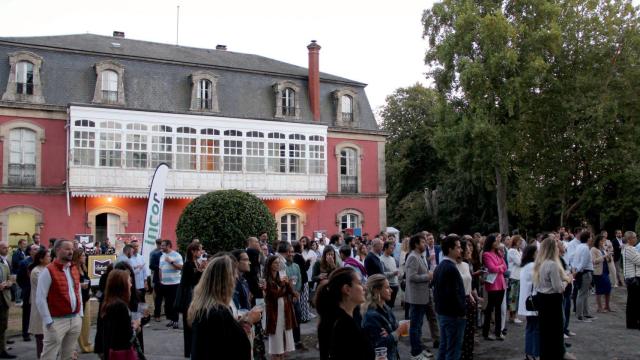 El jardín del Pazo das Cadeas reunió a centenares de personas para asistir a la presentación de IFFE