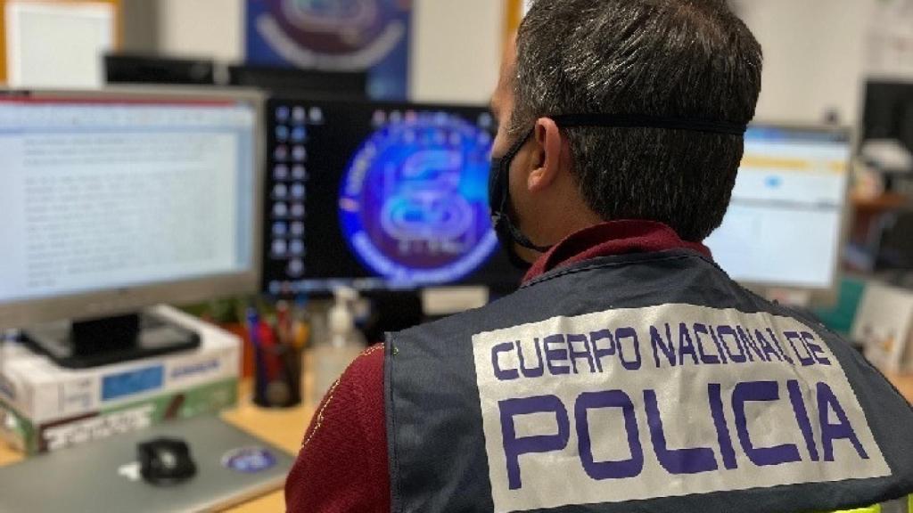 Policía frente a un ordenador