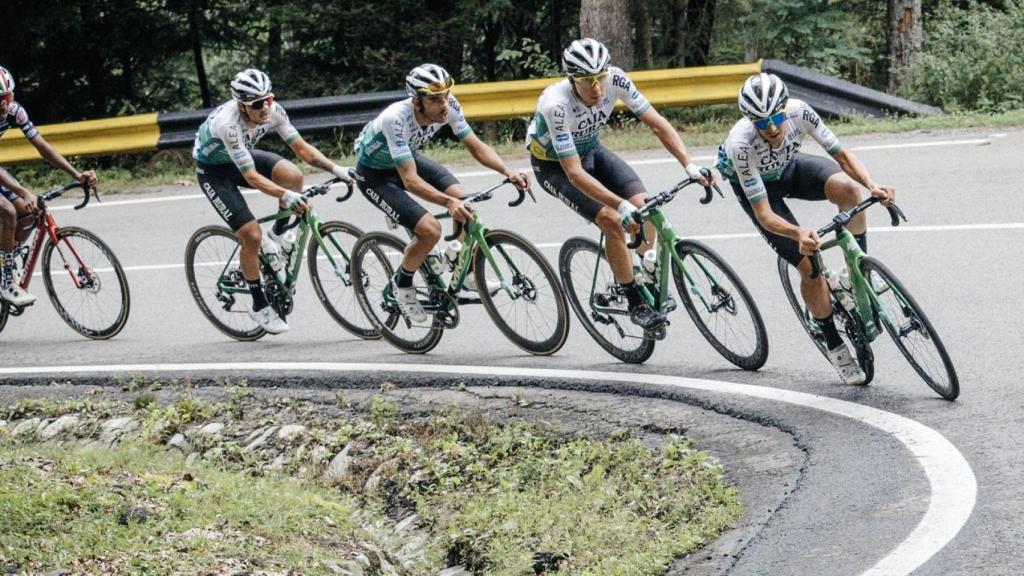 Imagen del equipo Caja Rural-Seguros RGA durante una prueba en Rumanía