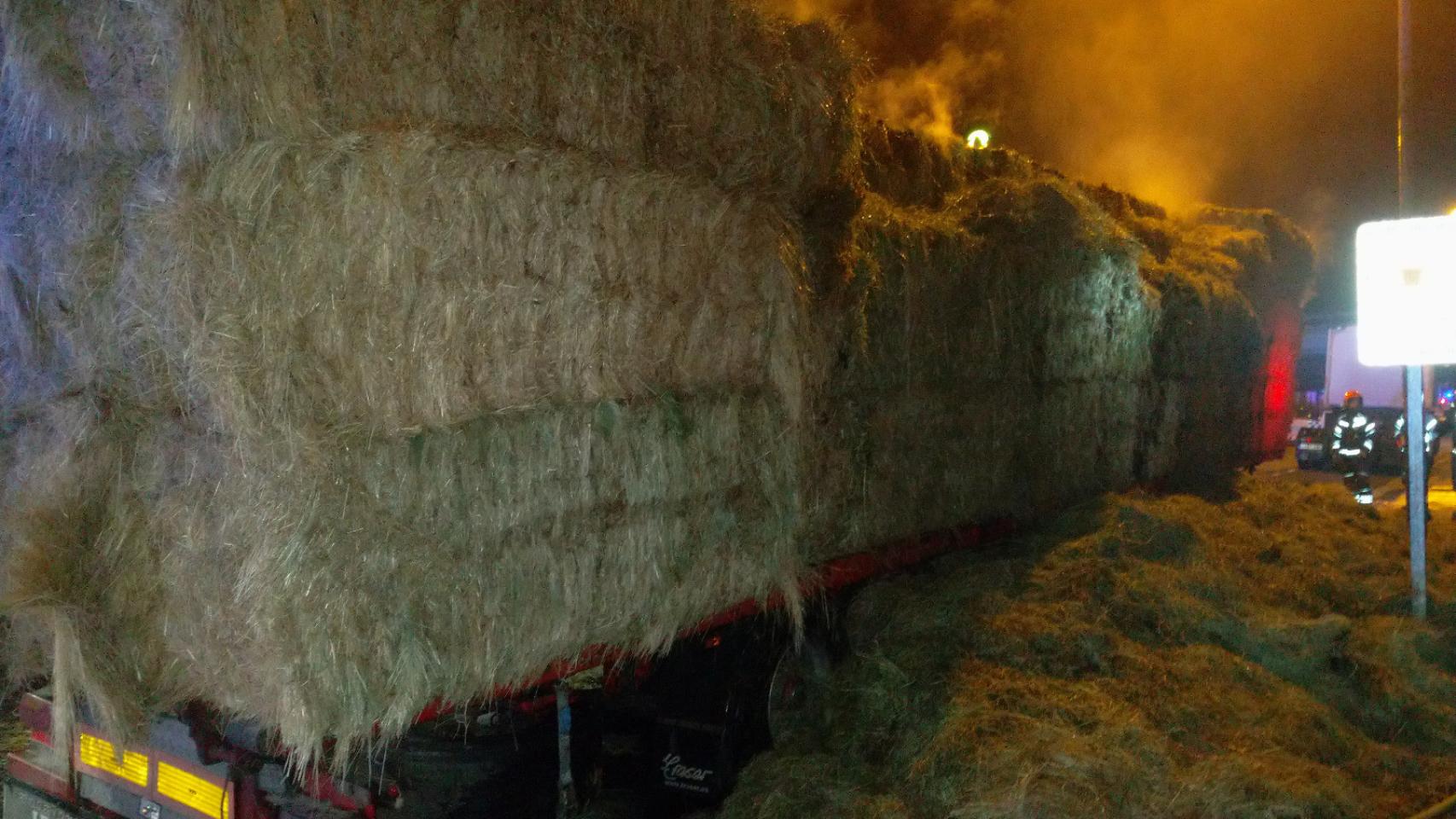 Incendio en un camión cargado con pacas de paja en Ponferrada