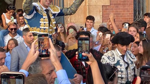 El toledano Tomás Rufo saliendo a hombros de la plaza de Toros de Salamanca.
